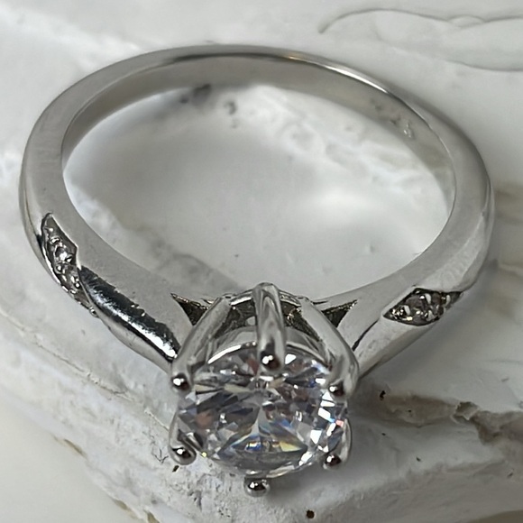 Solitaire Large Size Crystal & Small Crystals On Sides set in Sterling - Picture 4 of 16